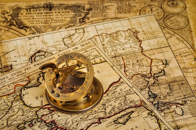 Фото Старый старинный компас на древней карте