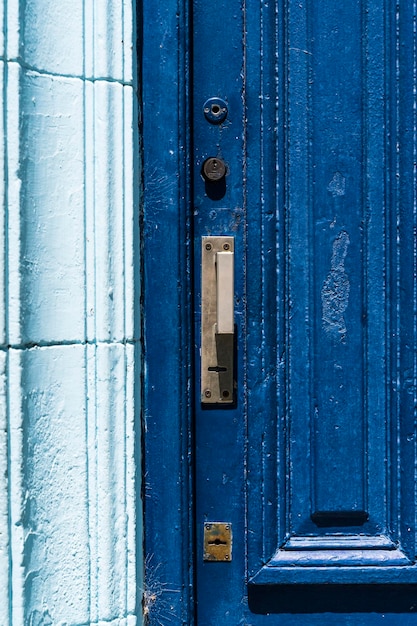 사진 오래된 빈티지 문 고대 목조 파란색 문 배경에 자물 ⁇ 와 손잡이 건축 전면 집