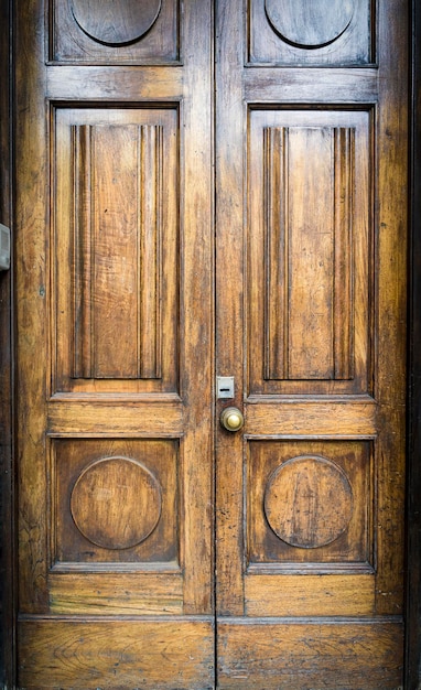 古いビンテージ ドア アンティーク木製ドアの背景にロックと建築ファサード ホーム ハイグのハンドル