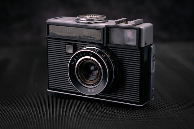 오래 된 빈티지 필름 36mm 사진 카메라, 라이프 스타일 메모리. 수동 렌즈 이력으로 사진을 찍습니다.