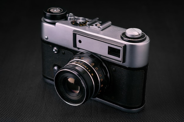 Vecchia macchina fotografica d'annata del film 36mm, memoria di stile di vita. scatta foto con una cronologia manuale dell'obiettivo.