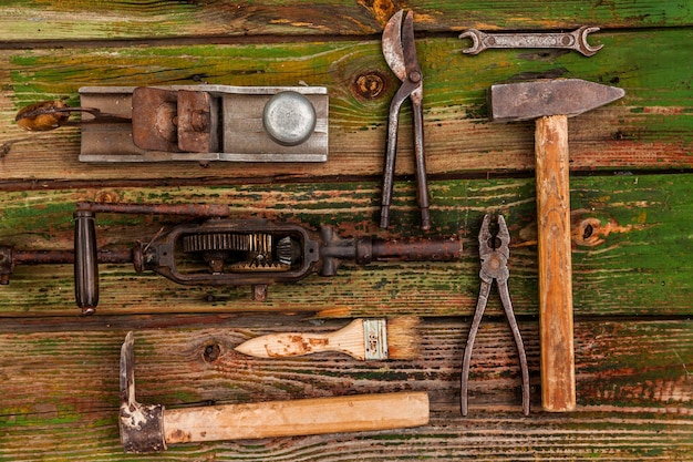 Vecchi utensili manuali vintage su fondo di legno