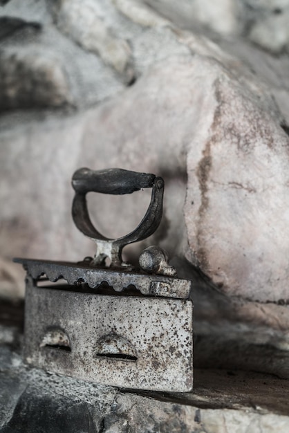 Photo old vintage iron on display in museum