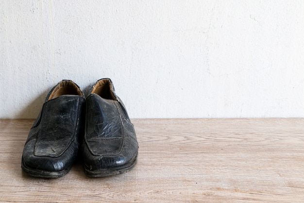 Photo old vintage leather shoe put on wooden