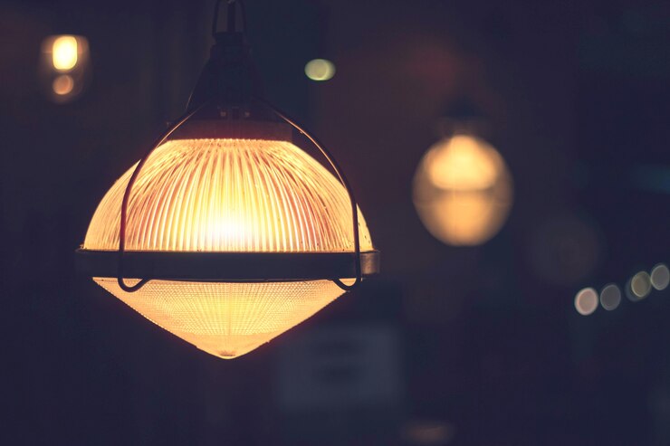 Photo old vintage light bulb lamps in restaurant, vintage ceiling lamp for dacorate interior