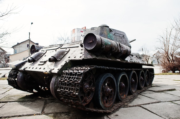 Старый винтажный военный танк в постаменте города.