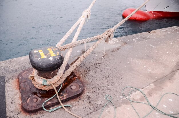 古いヴィンテージの海軍ロープ