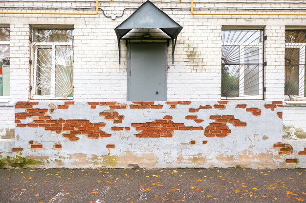 Чем заделать трещины в кирпичной стене дома снаружи