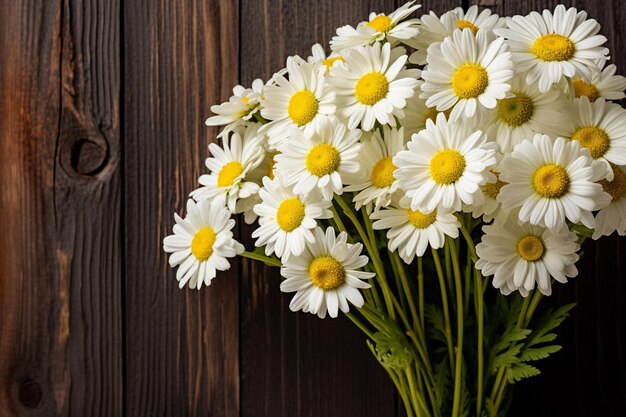 写真 木製の板の上にデイジー花の花束を飾った古いヴィンテージの田舎風のカメラ