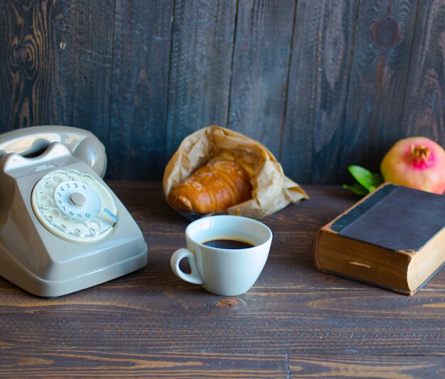 古いビンテージ電話、コーヒー、本