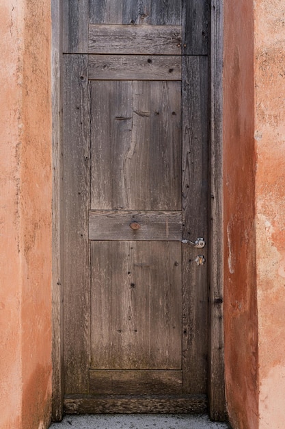 写真 古いビンテージ木製ドア旅行コンセプト伝統的なヨーロッパの古い町の建物古い歴史的建築
