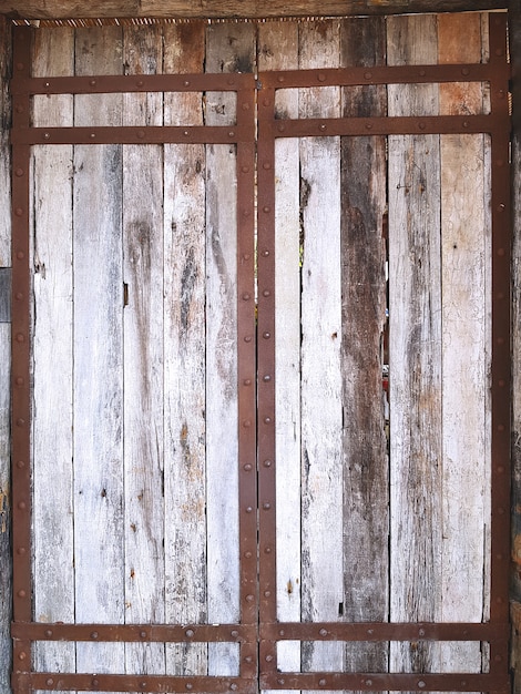 Photo old vintage wooden planks door with metal reinforced frame