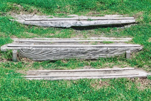 Vecchi punti di legno d'annata nel giardino.