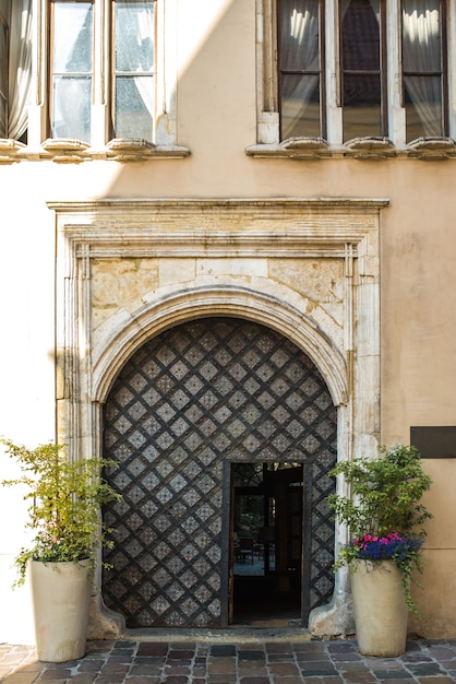 古典的なヨーロッパの金属製のドアと古いヴィンテージ木製