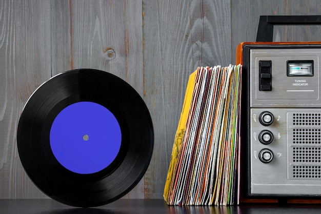 오래된 비닐 레코드 및 음향 장비