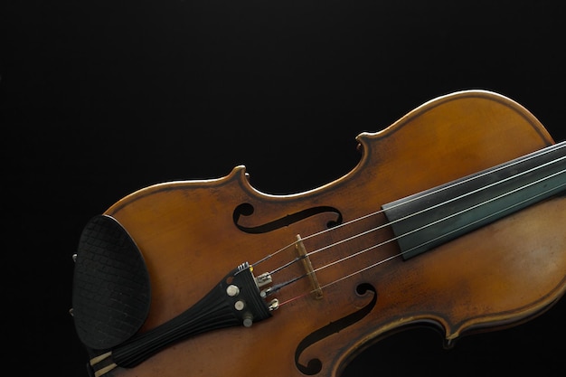 Photo old violin on a black background