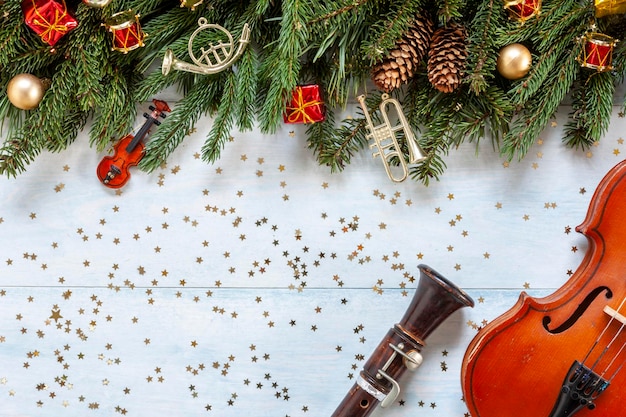 Foto vecchio violino e flauto con rami di albero con decorazione natalizia concetto di natale e capodanno vista dall'alto