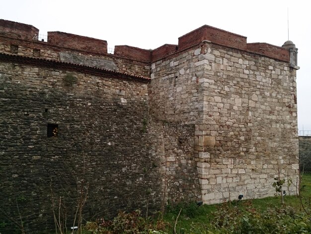 Photo old wall of castle against clear sky