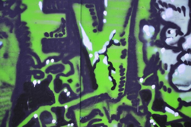 Старая стена окрашена в цвет граффити рисунок аэрозольными красками Изображение страшных лиц Фоновое изображение для Хэллоуина
