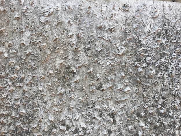 썩은 석고 시멘트가 있는 오래된 벽과 시멘트 색상 벽지의 질감 배경