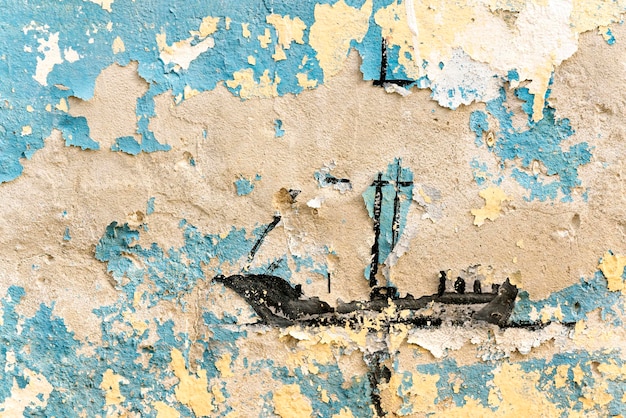 파란색 페인트가 벗겨진 오래된 벽