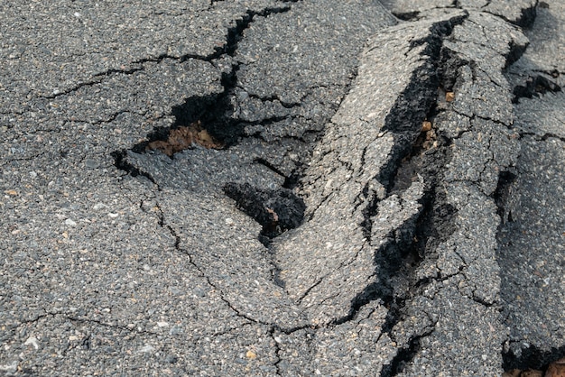 古いアスファルト道路が破損していました。