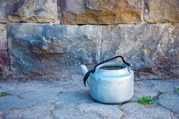 Vecchi bollitori d'acqua nel terreno