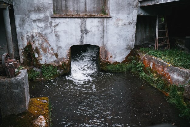 古い素朴な鍛冶屋のニーズに合わせて流れる古い水車小屋