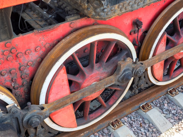 기관차의 오래된 바퀴는 빨간색입니다. 레트로 기차, 클로즈업