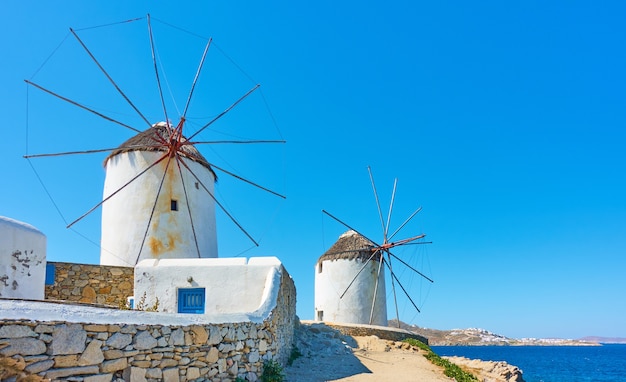 Vecchio windmillls bianco dal mare nell'isola di mykonos, cicladi, greece