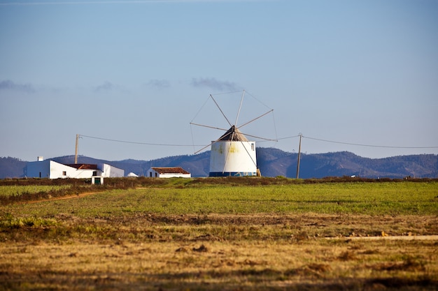 Vecchio mulino a vento su un campo