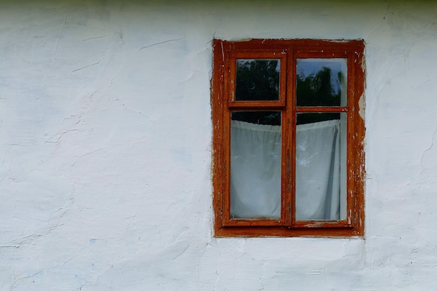 점토 집의 오래된 창 창 미니멀리즘