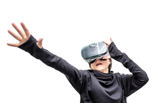 360도 가상 현실 안경을 쓴 노부인은 흰색 배경에 격리된 게임을 하고 3D 공간 Cardboard VR AR 안경에서 여행 및 엔터테인먼트를 위해 영화를 보기 위한 3D 장치 가제트를 봅니다.