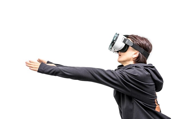 Foto vecchia donna in 360 occhiali per realtà virtuale giocando il gioco isolato su sfondo bianco gadget dispositivo 3d per guardare film per viaggi e intrattenimento nello spazio 3d occhiali cartone vr ar