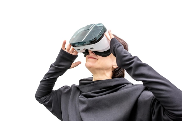 Vecchia donna in 360 vista auricolare per realtà virtuale giocando il gioco isolato su sfondo bianco gadget dispositivo 3d per guardare film per viaggi e intrattenimento nello spazio 3d occhiali cartone vr ar