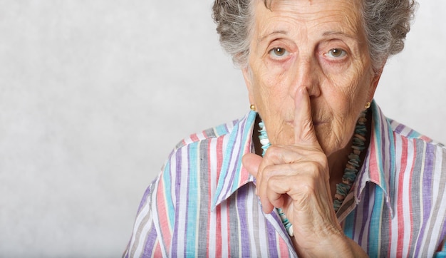 Old woman between 70 and 80 asks to be silent