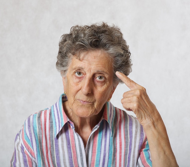 Пожилая женщина от 70 до 80 лет хочет привлечь чье-то внимание