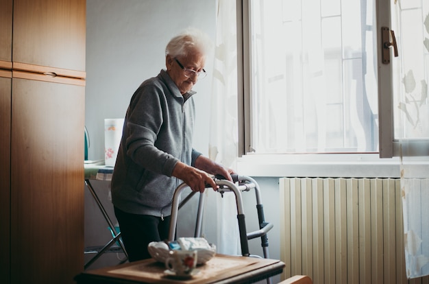 部屋に一人でいる老婆。自分の人生と思い出を考えている95歳の祖母