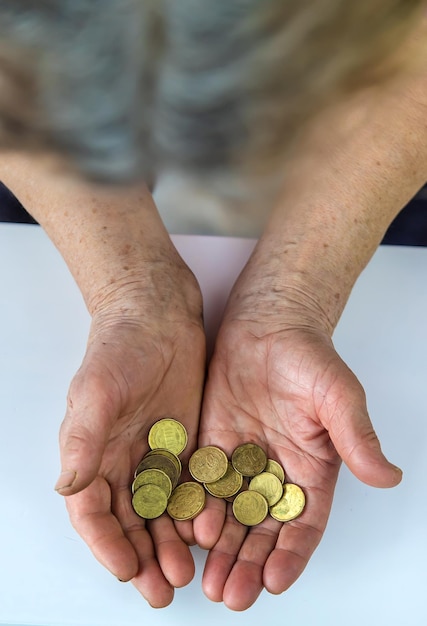 늙은 여자는 작은 돈을 세다 선택적 초점 사람들