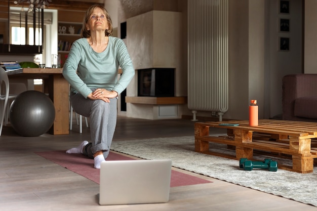 Photo old woman doing fitness exercises