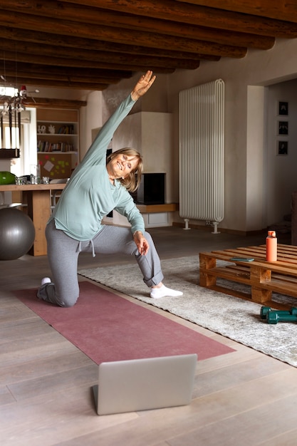 Photo old woman doing fitness exercises