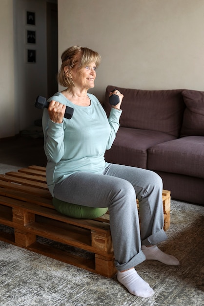 Photo old woman doing fitness exercises