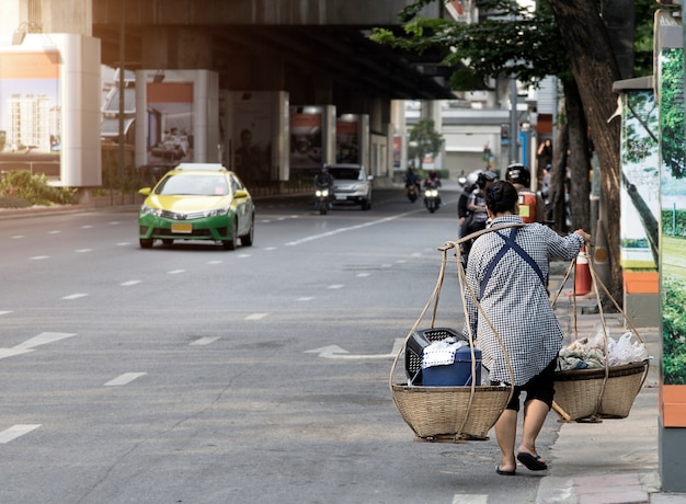 Фото Старая женщина, ухаживающая корзина, еда на улице