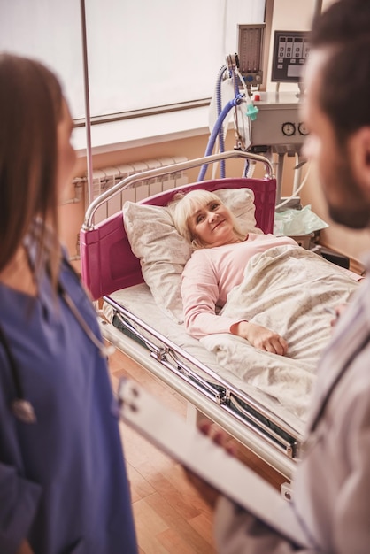 Photo old woman in hospital