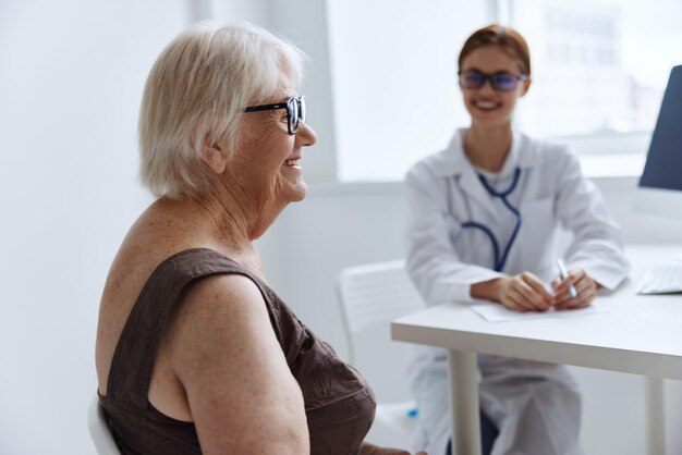 Photo old woman patient consults with a doctor health care