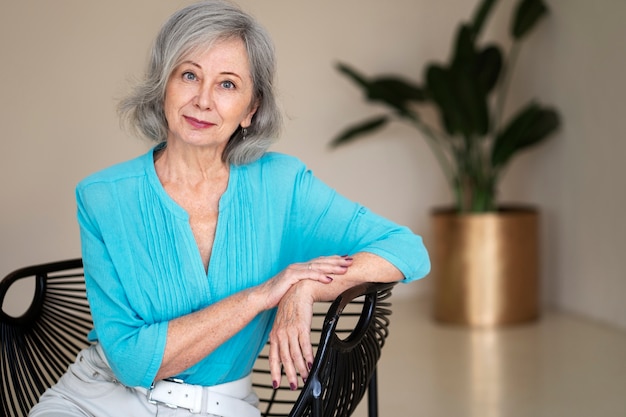 Photo old woman posing indoors front view