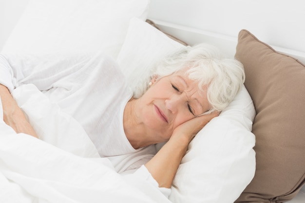 Photo old woman sleeping