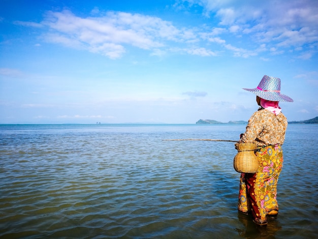 Photo old woman stand to fishing