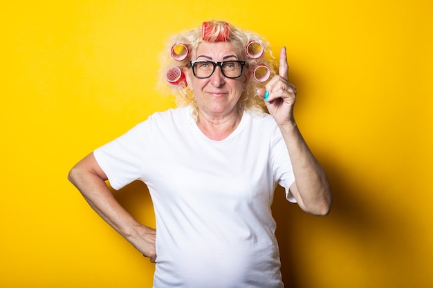 Photo old woman with curlers in her hair