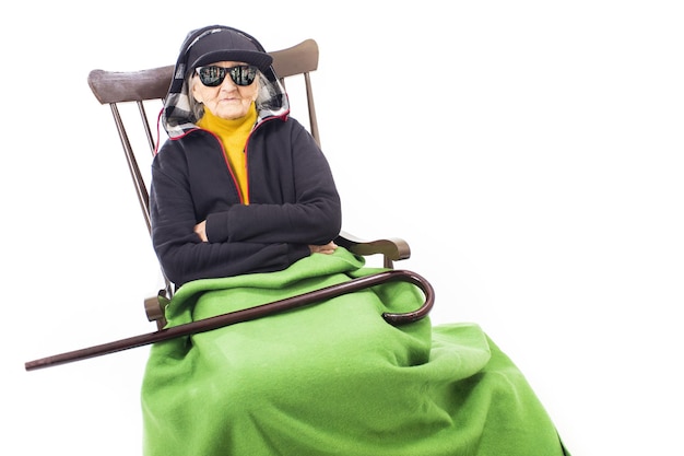 Foto vecchia donna con occhiali da sole e cappello